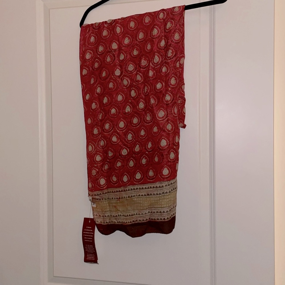 NWT silk scarf/stole intricately hand blocked printed in mulberry from India.